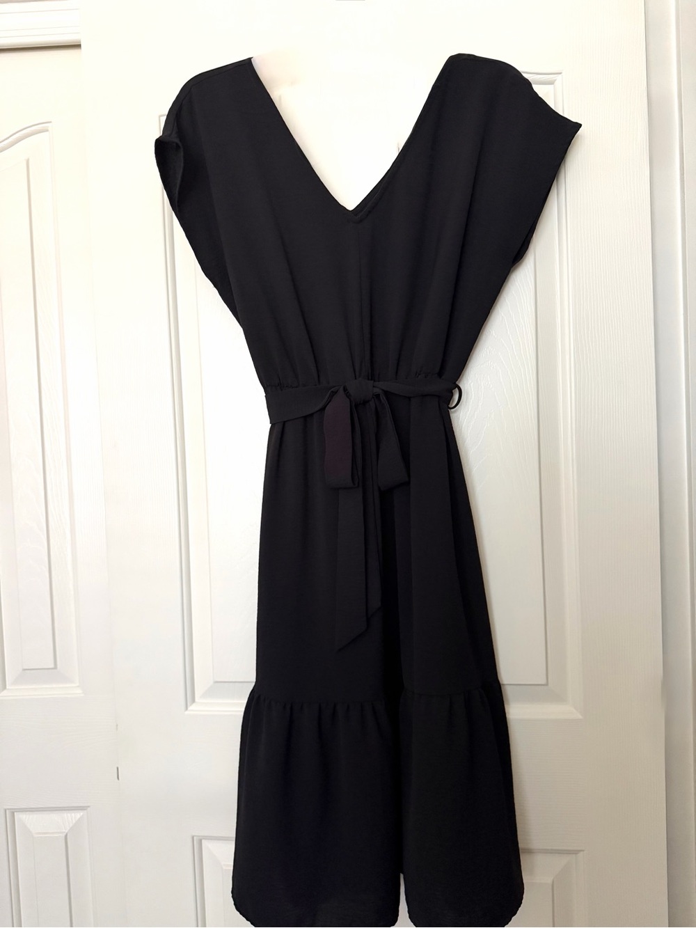 Elegant Black V-Neck Midi Dress with Waist Tie